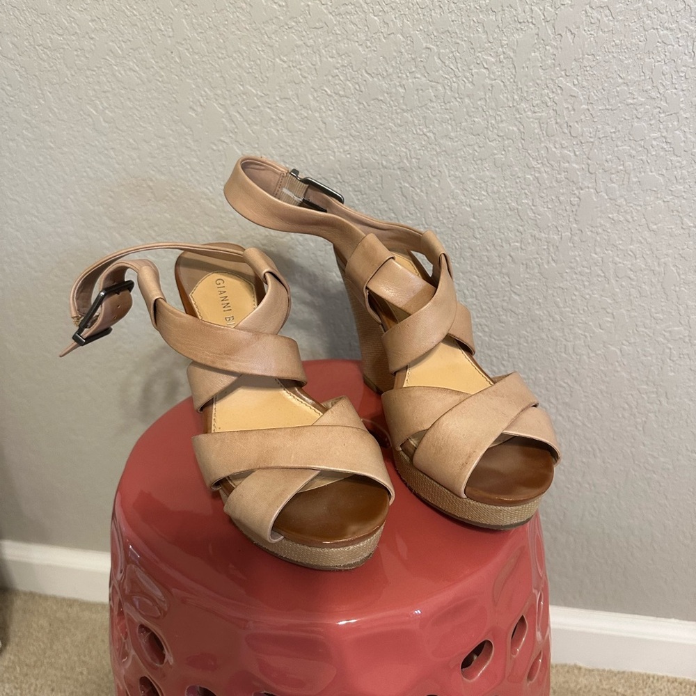 Gianni Bini shoes sandals Nude wedge open toe, Size 8.5